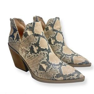 Size 8.5 // Vince Camuto Gigietta Bootie